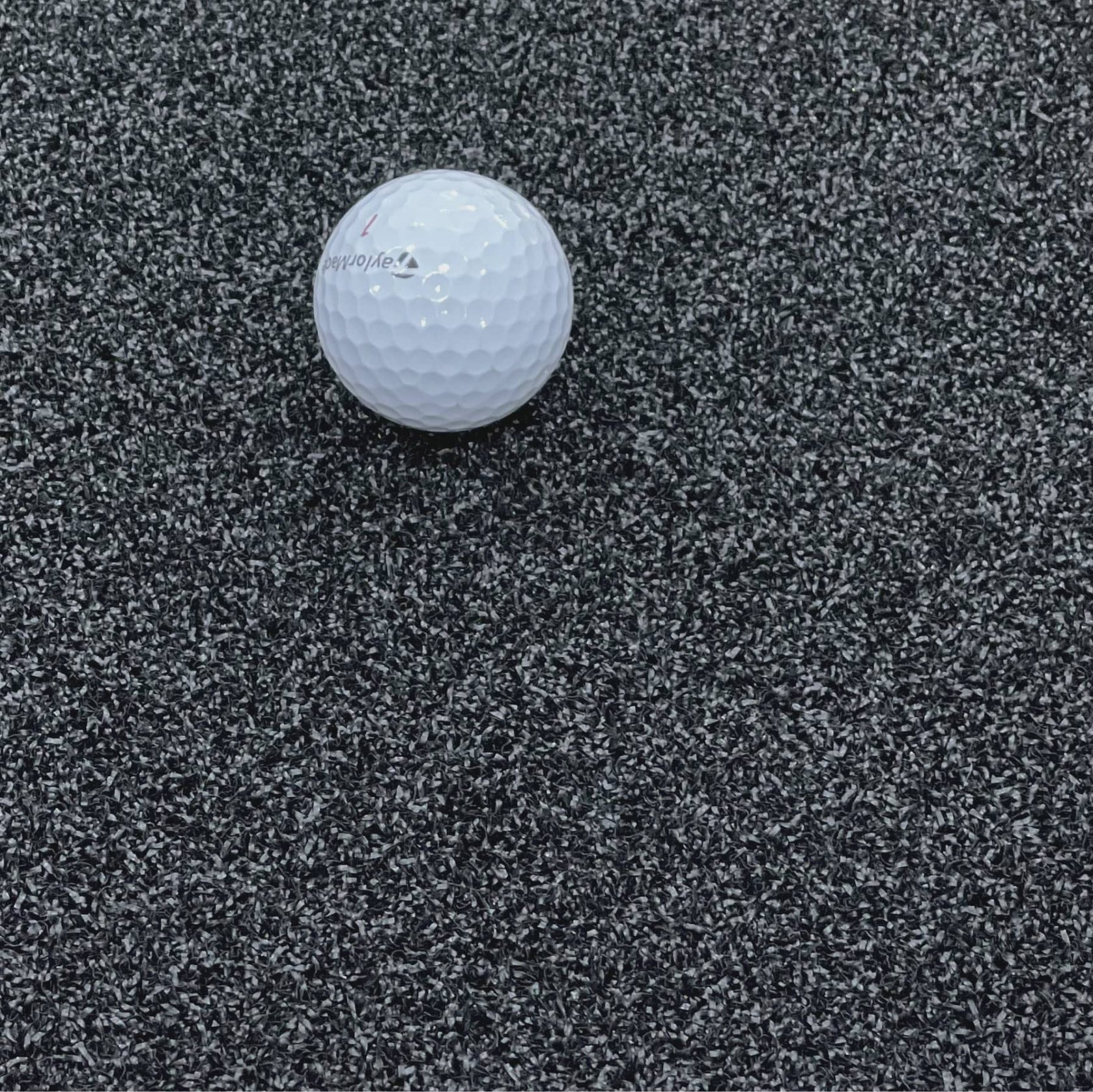 Noir Putt — surface detail